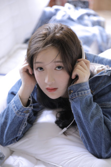 年轻的女孩在办公室推荐香水